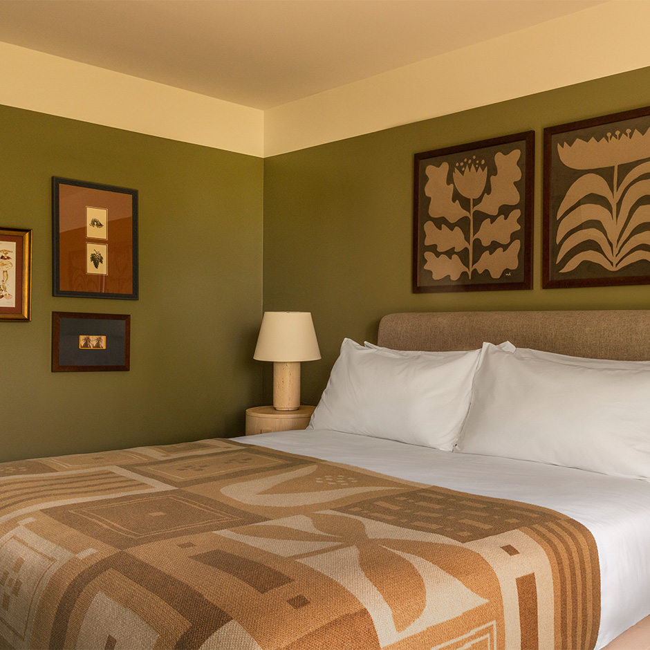 E-Rooms-CTA-03_Double-Queen-Balcony-Ocean-View