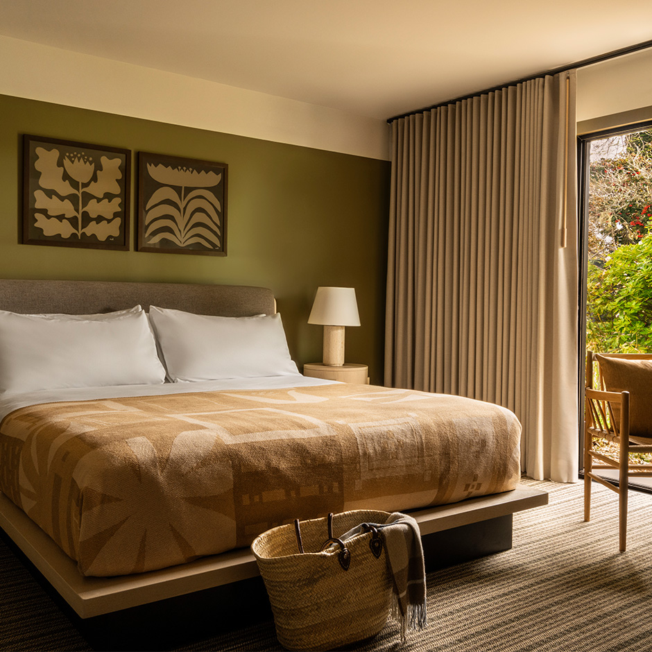 E-Rooms-CTA-06_King-Balcony