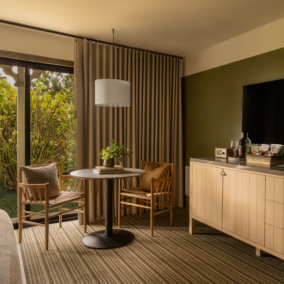 E-Rooms-CTA-08_King-Junior-Suite